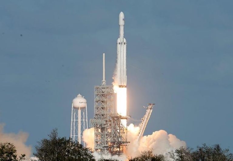 SpaceX успешно запустила сверхтяжелую ракету Falcon Heavy