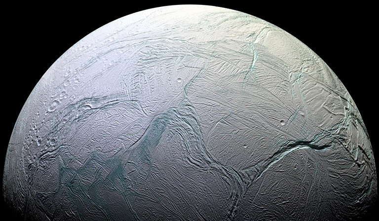 Энцелад, спутник Сатурна.
