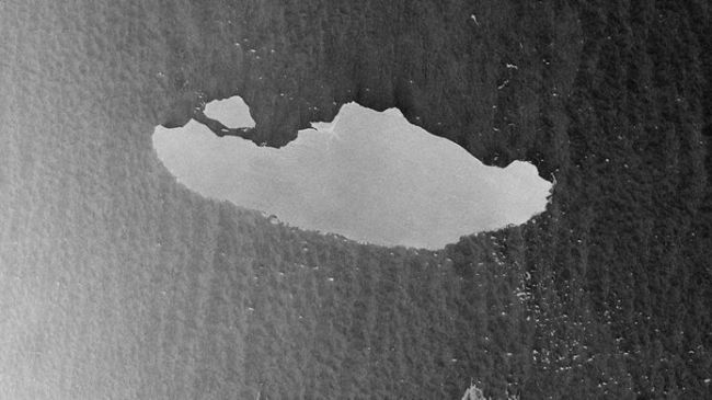 Вид со спутника на айсберг А-68