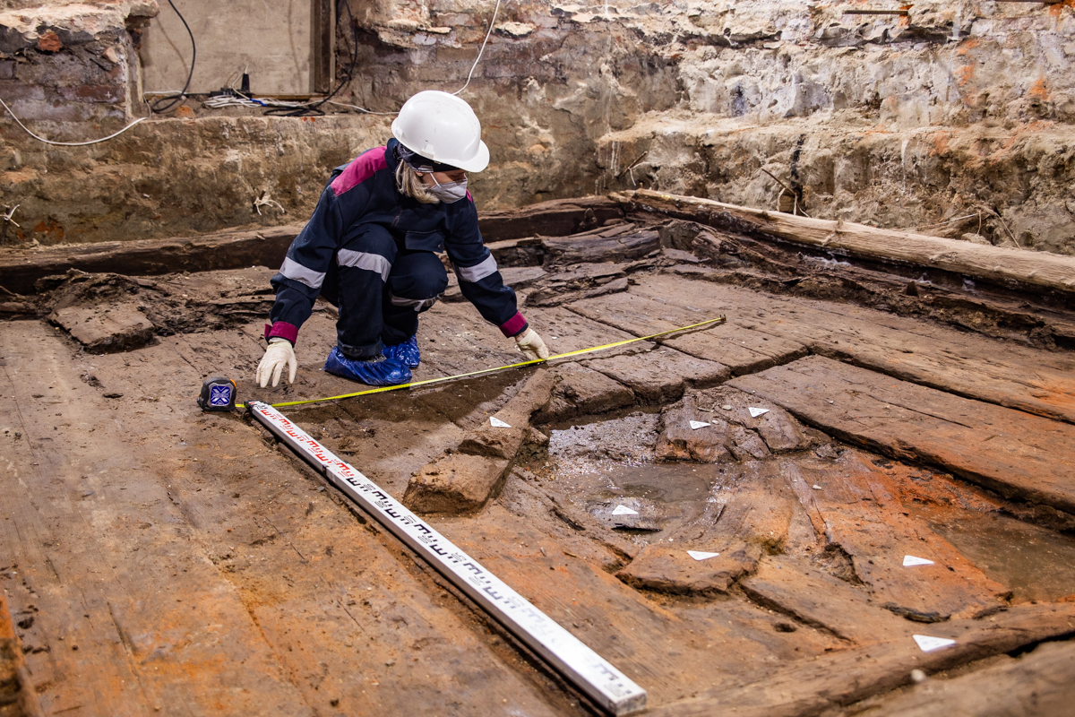 Археологи СПбГУ начали реставрацию 300-летнего ледника из дворца Меншикова