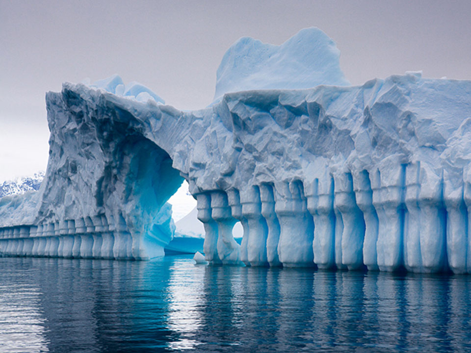C:\Users\1\Desktop\Волны источили лед берег Антарктиды. iceberg-antarctica-pleneau_bay.jpg