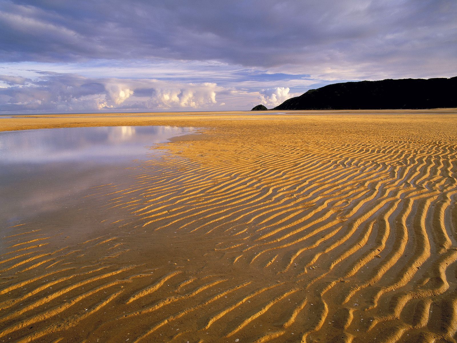 Волны из песка на мелководье