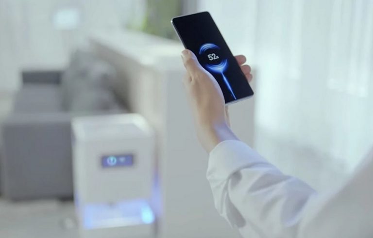 Беспроводная технология Xiaomi позволяет заряжать смартфон по всей комнате