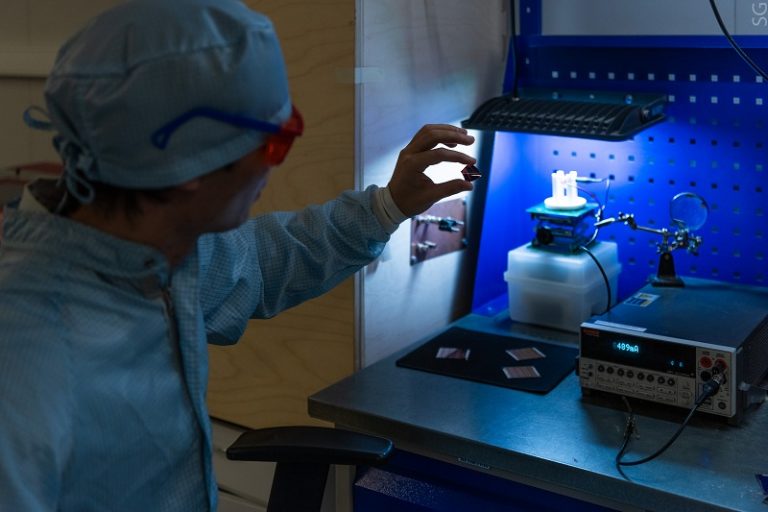 Перовскитные батарейки запитают системы «умного дома» и носимую электронику от комнатного освещения