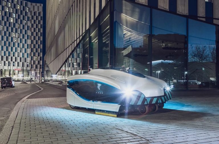 Автономная уборочная машина Trombia подметает улицы в Хельсинки