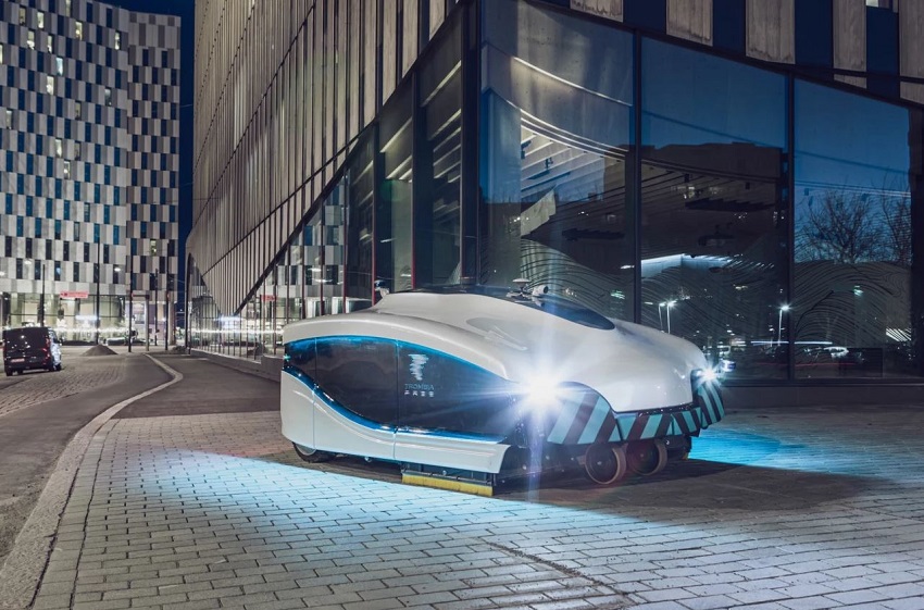 Автономная уборочная машина Trombia подметает улицы в Хельсинки