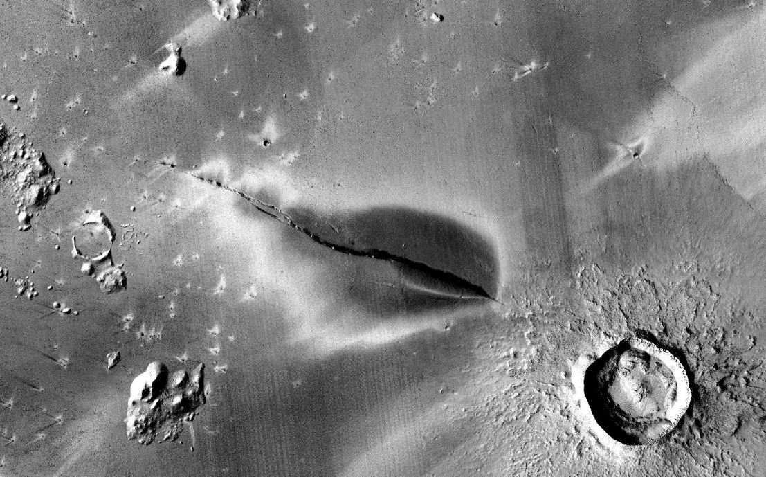 Вулкан на Марсе, обнаруженный в регионе под названием Elysium Planitia, представляет собой темное образование шириной 12,9 км
