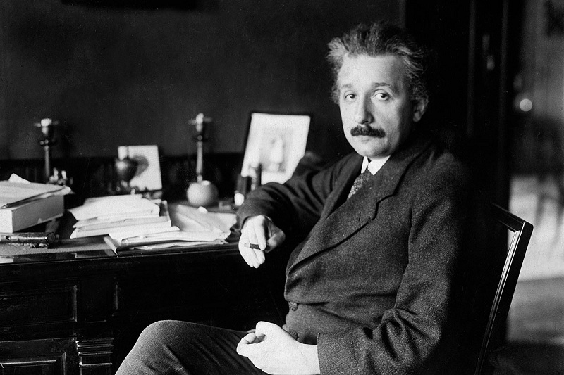 Почему Альберт Эйнштейн плохо знал математику?