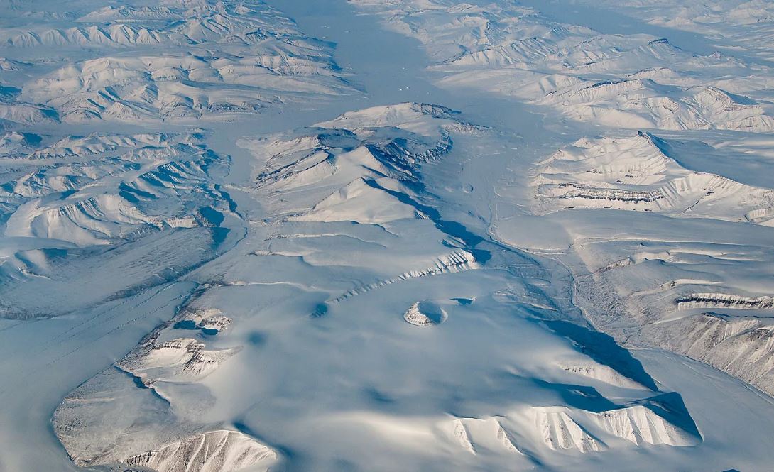 Ледники и фьорды острова Элсмир, Канада.