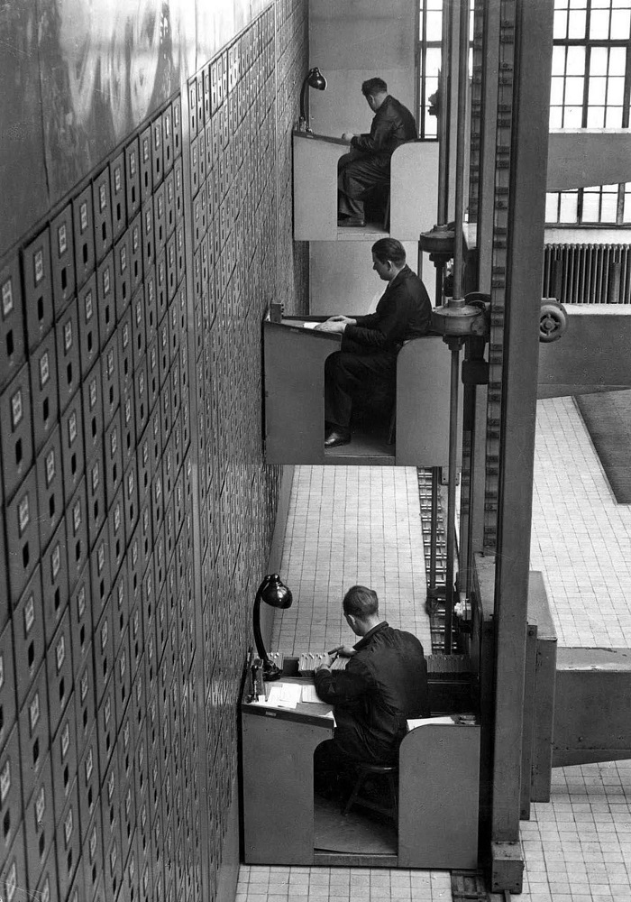 Офисы Центрального социального учреждения в Праге с самой большой вертикальной папкой писем в мире, 1937 год
