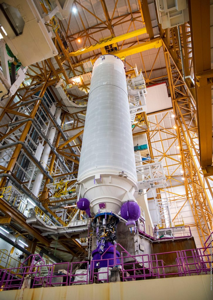 Основная ступень Ariane 5 имеет диаметр 5,4 м и высоту 30,5 м