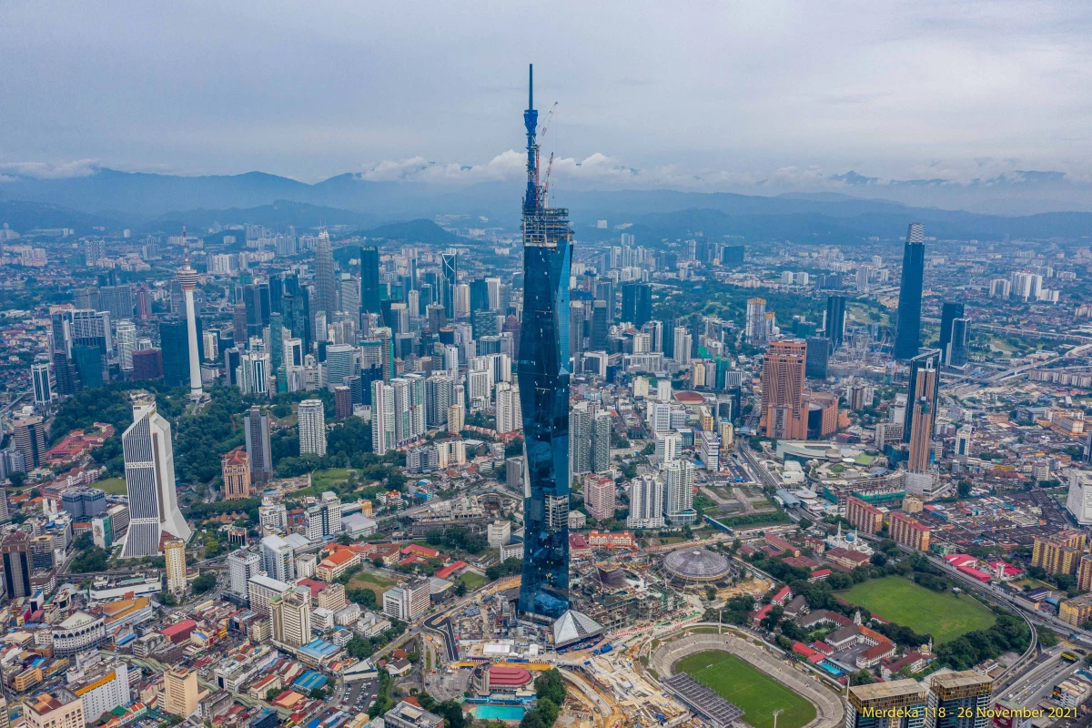 Второй по высоте небоскреб в мире поднимается в небо над Куала-Лумпур