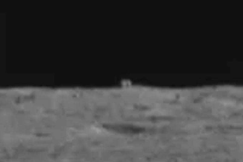 Луноход "Нефритовый кролик" исследует загадочный объект на обратной стороне Луны