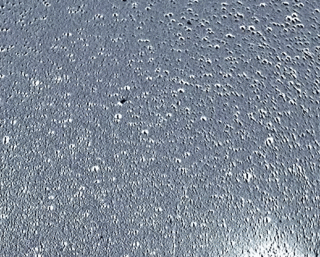 Разностное изображение, на котором видны тонкие изменения в хвосте кометы Леонарда