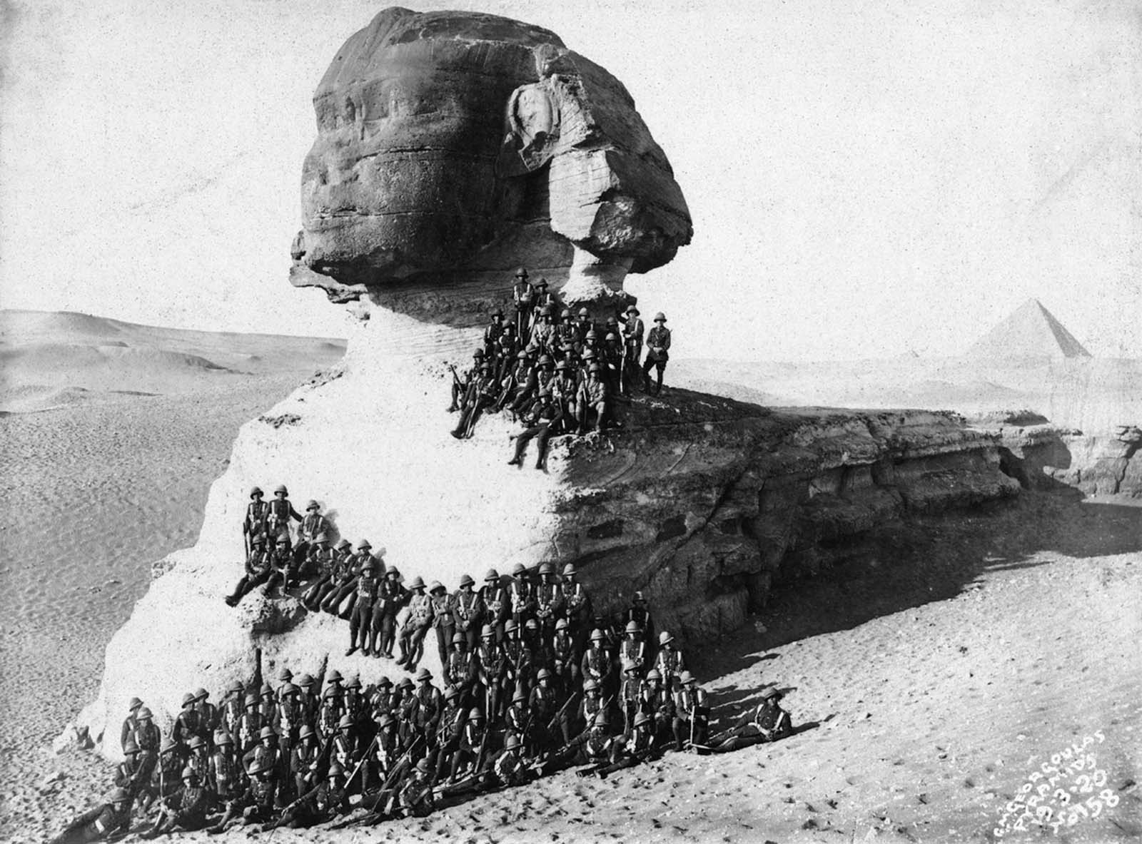 Оригинальная подпись от марта 1920 года: “Пехотинцы позируют для фотографии на Большом Сфинксе, построенном около 2500 г. до н.э., в Гизе, в Египте”.