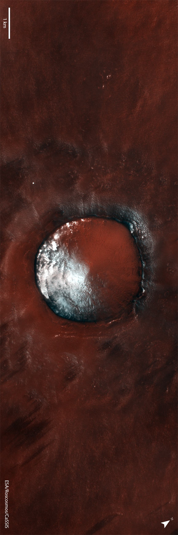 небольшой кратер, частично заполненный водяным льдом, в Vastitas Borealis на Марсе