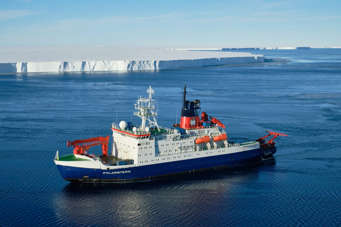 Ледокол RV Polarstern за работой в южной части Антарктического моря Уэдделла.