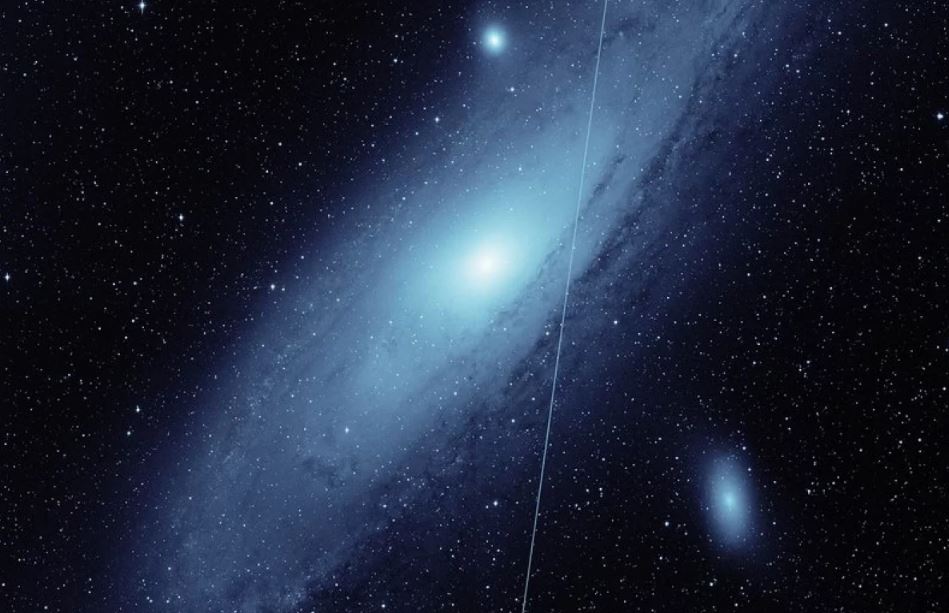Спутник Starlink прочерчивает сумеречное изображение галактики Андромеды