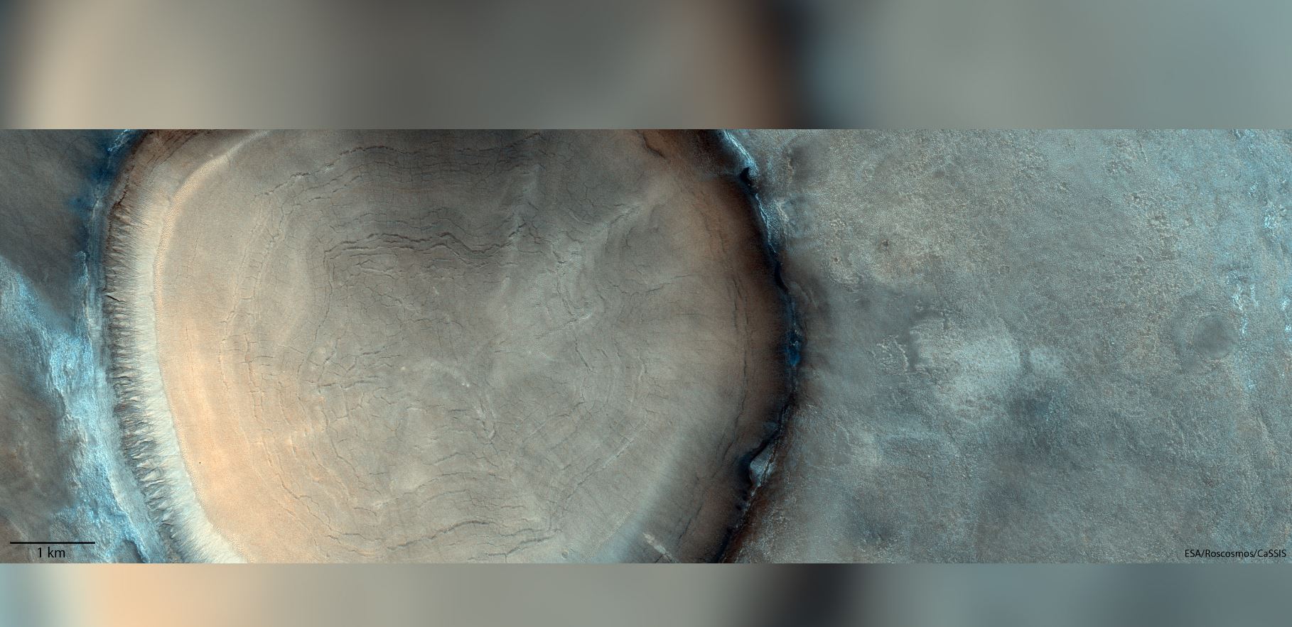 На Марсе обнаружен гигантский ударный кратер в виде пня с кольцами роста