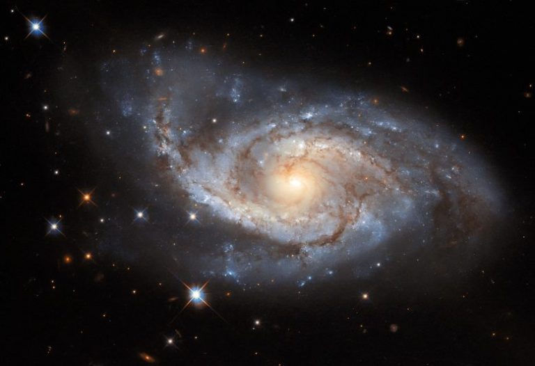 Фотография спиральной галактики NGC 331