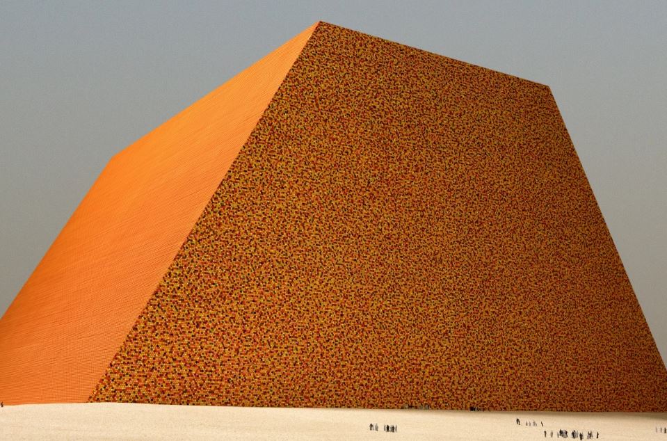 Массивная скульптура Мастаба достигнет почти 150 метров в высоту
