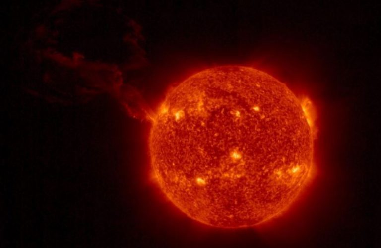 15 февраля 2022 года устройство формирования изображений в экстремальном ультрафиолетовом диапазоне, установленное на борту космического корабля ESA/NASA Solar Orbiter, засняло гигантское солнечное извержение