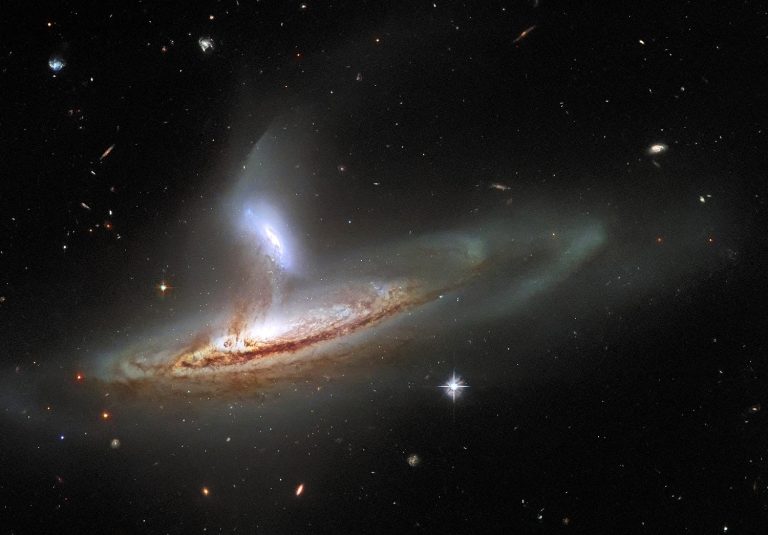 Телескоп Хаббл увидел две взаимодействующие галактики