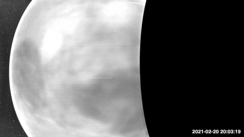 Когда Parker Solar Probe пролетал мимо Венеры, его инструмент WISPR зафиксировал эти изображения, объединенные в видео, показывающее ночную поверхность планеты.