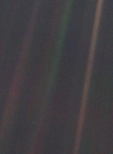 Это узкоугольное цветное изображение Земли, получившее название «Бледно-голубая точка», является частью первого в истории «портрета» Солнечной системы, сделанного «Вояджером-1»