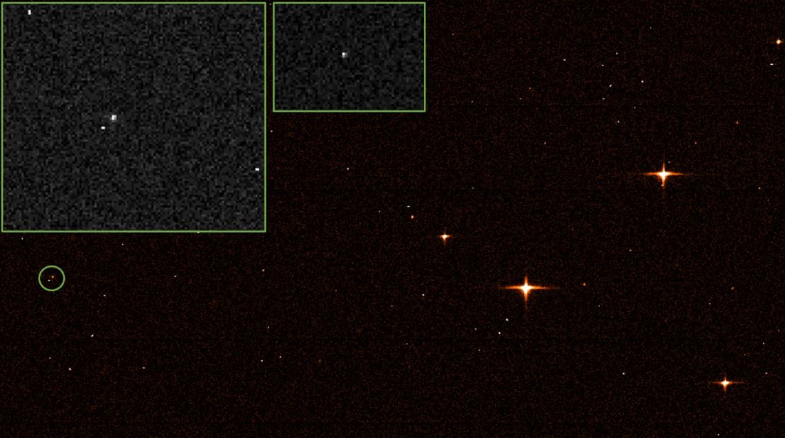 Изображение от обсерватории Гайя, показывающее космический телескоп Джеймс Уэбб (слева) на расстоянии около миллиона километров.