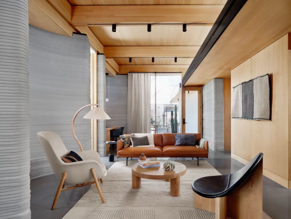 Внутренний декор House Zero сочетает в себе утилитарные стены, напечатанные на 3D-принтере, с остеклением и деревом.