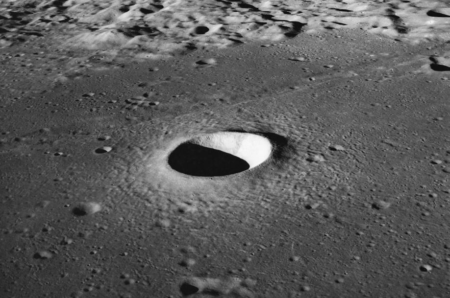 Вид сбоку на кратер Мольтке, созданный Аполлоном-10.