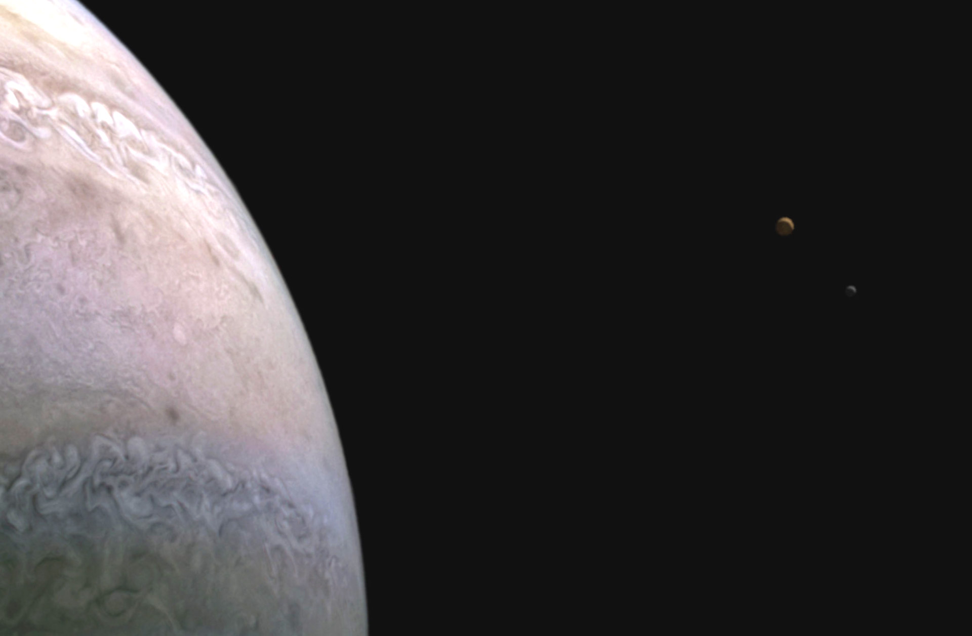 Космический зонд Juno увидел одновременно Юпитер и два его спутника - Ио и Европу