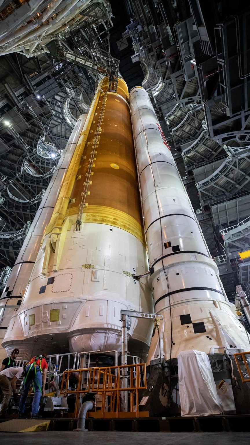 Ракета-носитель SLS и космический корабль Orion в Космическом центре Кеннеди НАСА 16 марта 2022 г.
