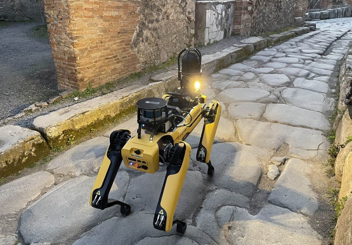 Робот-собака Spot патрулирует древние руины Помпеи