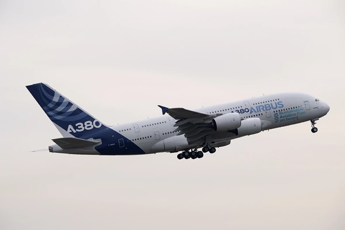 Airbus A380 совершил свой первый полет на 100-процентном экологичном топливе.