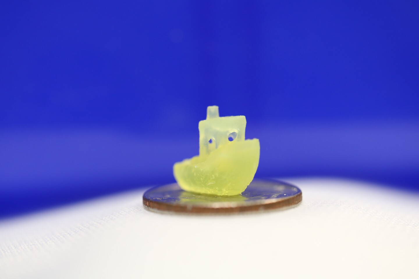 Крошечный буксир, напечатанный на 3D-принтере с использованием технологии тройного синтеза с повышением частоты.
