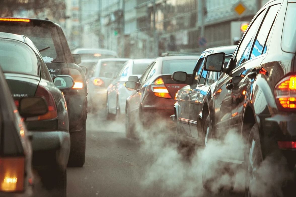 Выбросы промышленных предприятий в атмосферный воздух ничтожны, по сравнению с выбросами автомобильного транспорта