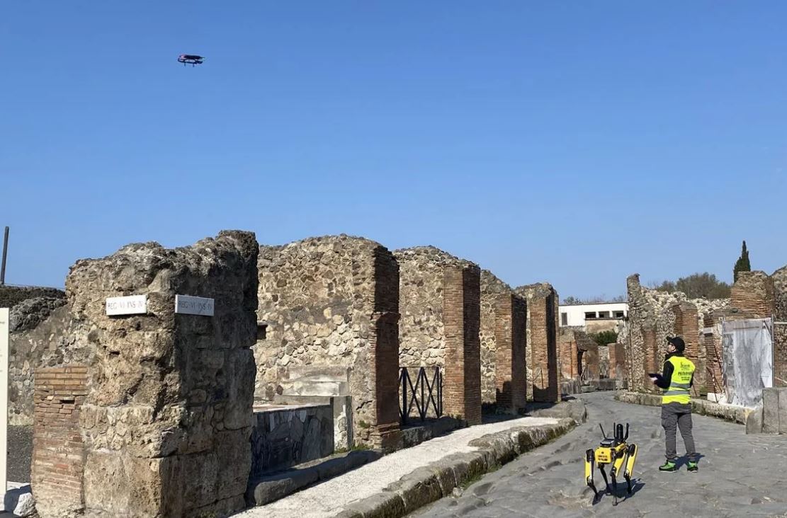 Робот-собака Spot патрулирует древние руины Помпеи