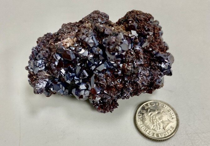 Оксид меди Cu2O - добытый в Намибии кристалл, используемый для изготовления поляритонов Ридберга