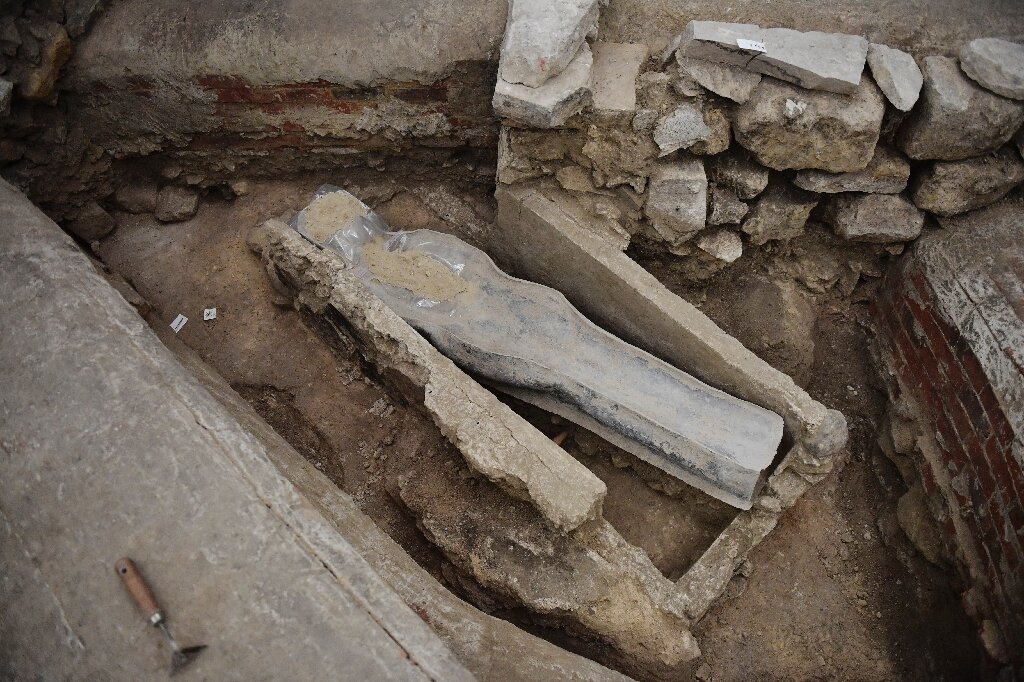 Археологи нашли загадочный саркофаг в Соборе Парижской Богоматери