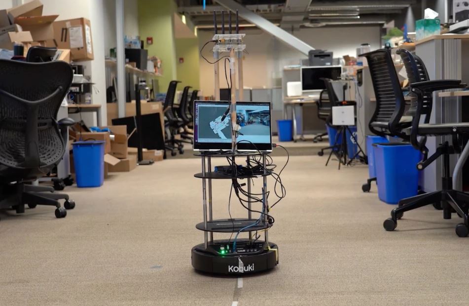 Колесный робот использует экспериментальную систему для определения своего местонахождения.