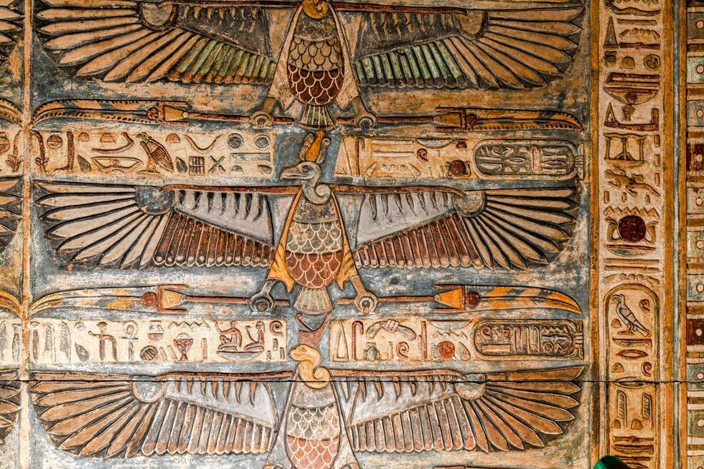 Впечатляющие потолочные фрески обнаружены в храме Хнума в Эсне