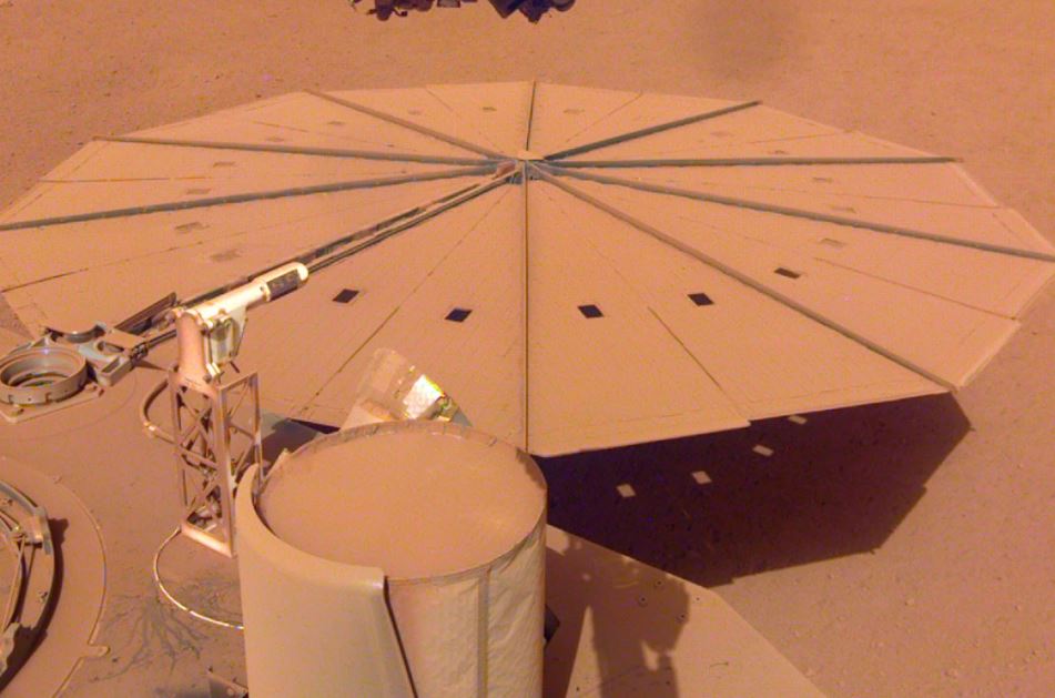 Покрытые пылью солнечные панели посадочного модуля InSight
