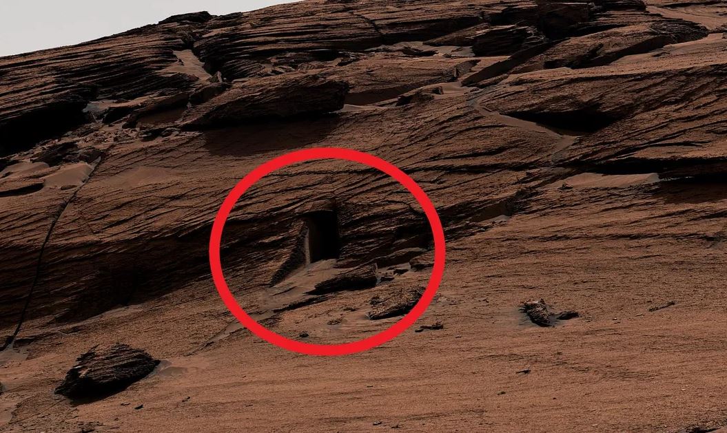 Curiosity заметил трещину в скале в форме двери на Марсе
