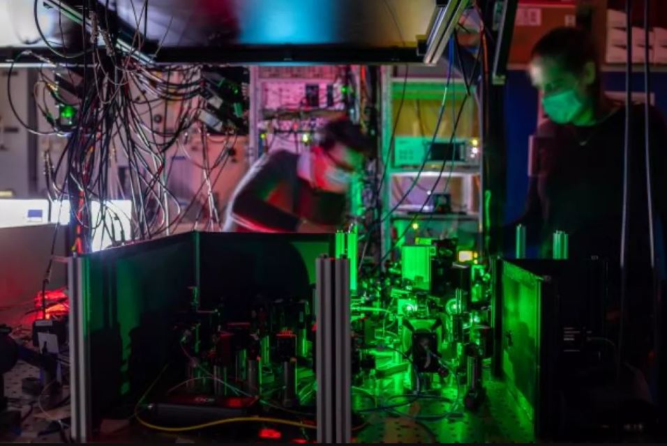 Исследователям коллаборации QuTech впервые удалось телепортировать квантовую информацию между двумя несмежными узлами.