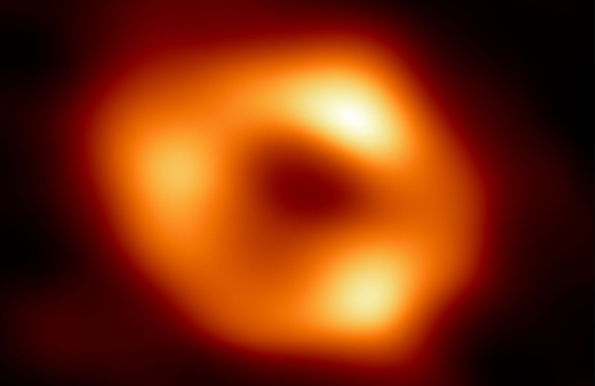 Первое изображение черной дыры Стрелец A* (Sgr A*) в центре нашей галактики Млечный путь.