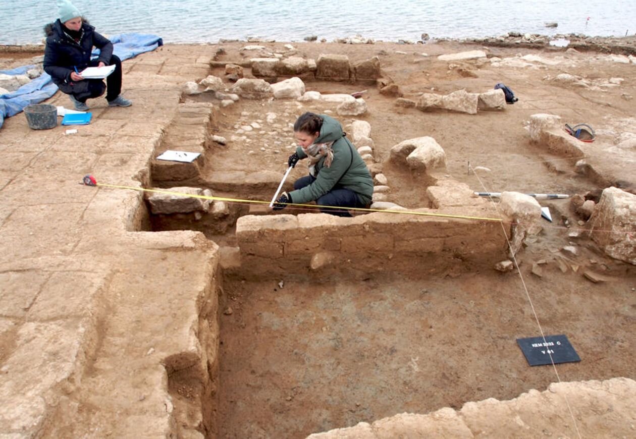 Раскопанные большие здания периода Миттани измерены и археологически задокументированы.