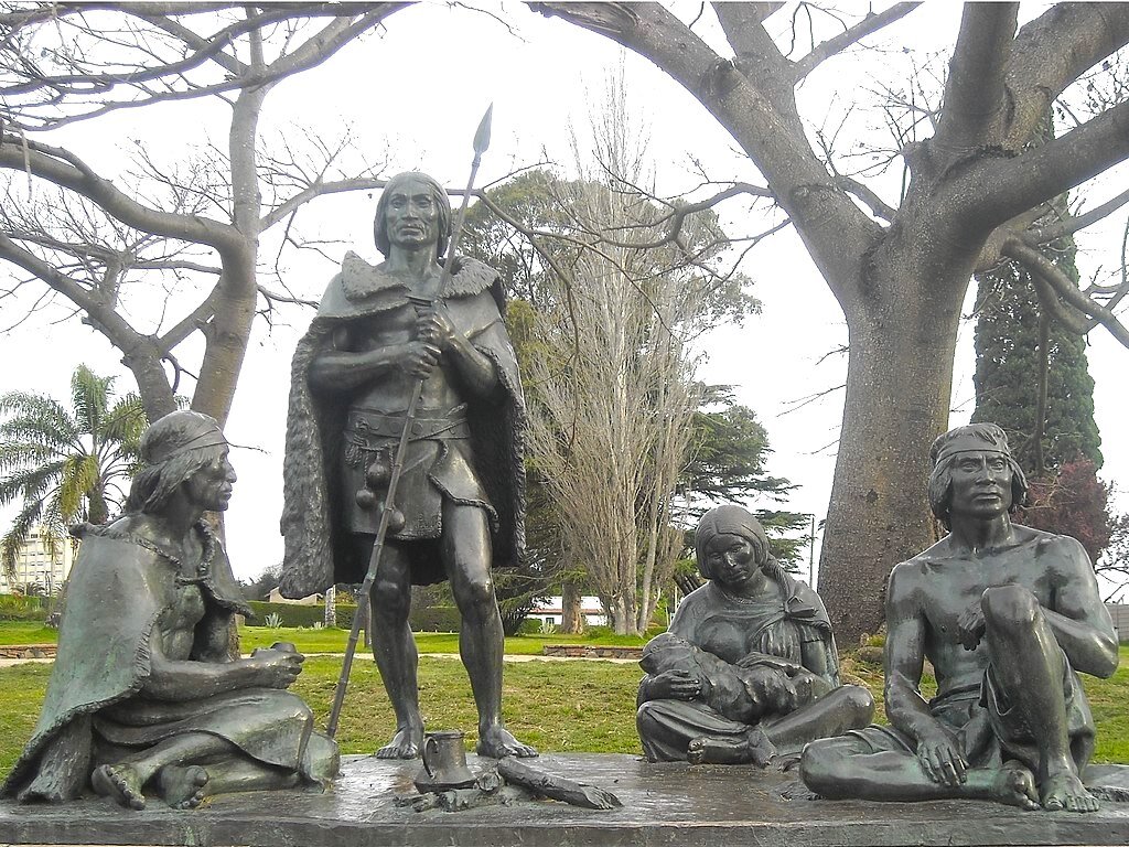 Скульптура в память о коренных народах Уругвая в столице Монтевидео.