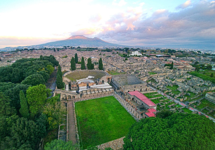 Театры Помпеи, вид сверху с дрона на фоне Везувия.